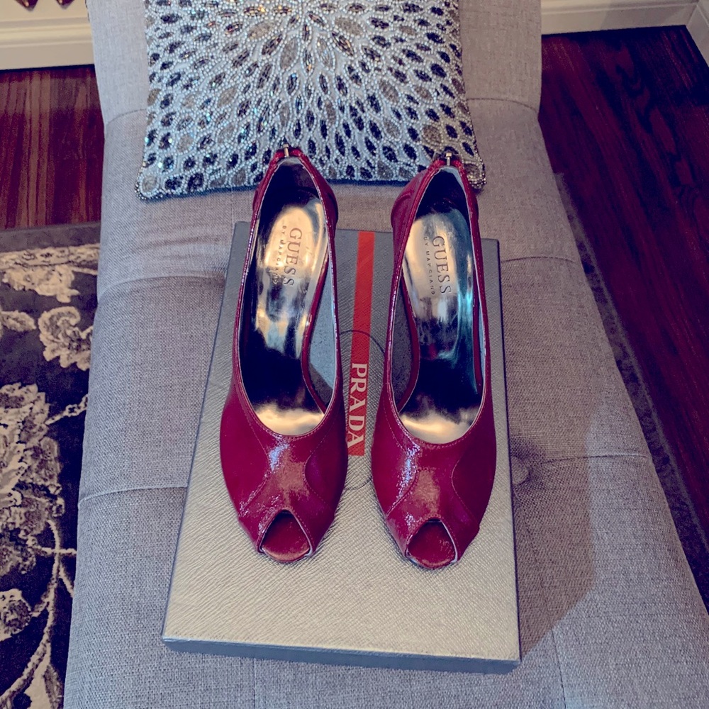 Patent red Guess pumps